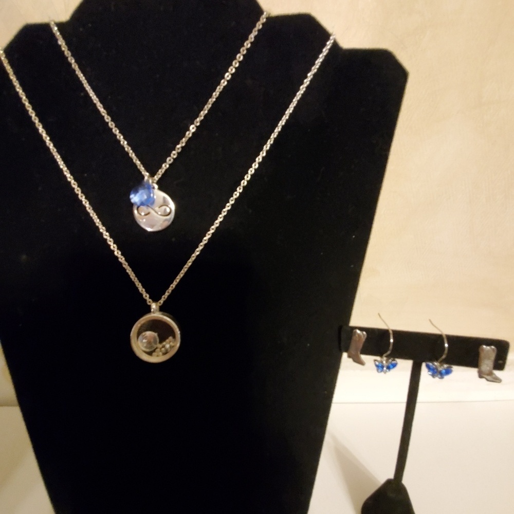 *J 📿👂💍🦋 Necklaces and earrings set